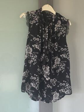 Tahari Size L Fully Lined Sleeveless Chiffon Blouse